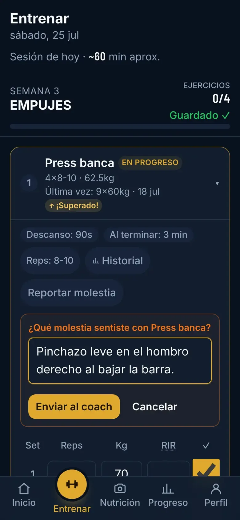 Formulario de reportar molestia en Press banca con una nota escrita y los botones Enviar al coach y Cancelar